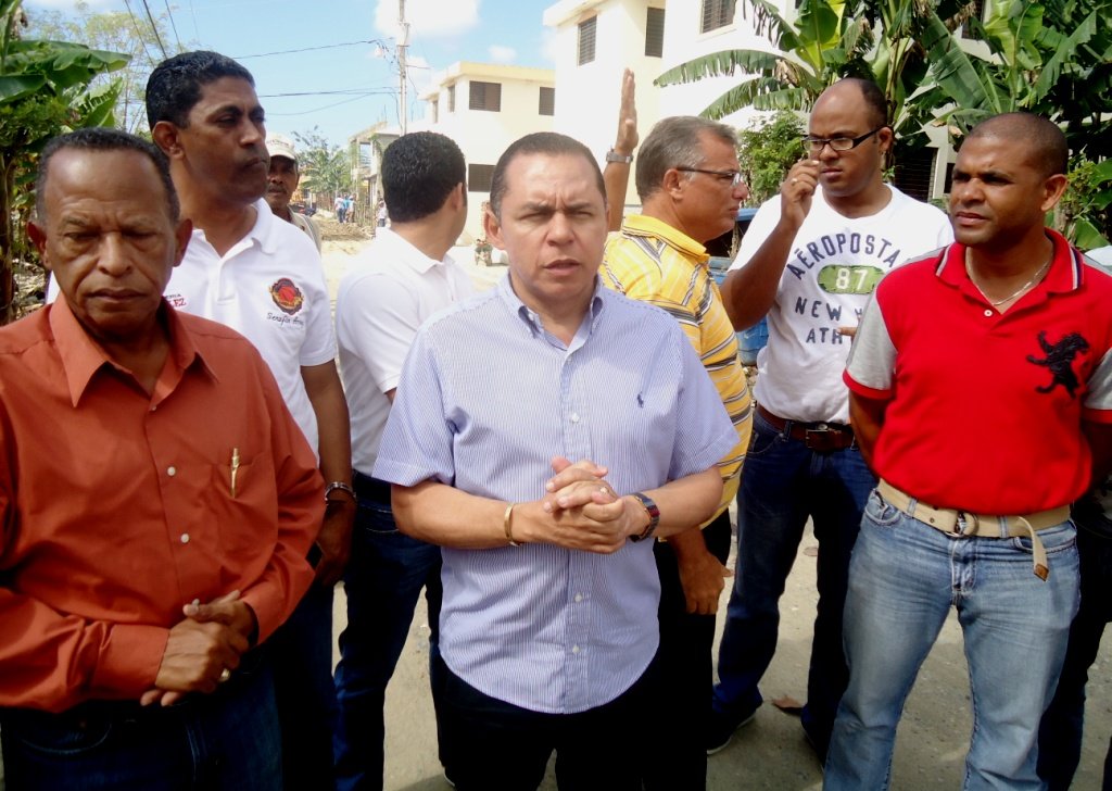 Alcalde habla sobre la labor realizada por la brigada del ayuntamiento de Moca en el Residencial Eurípides